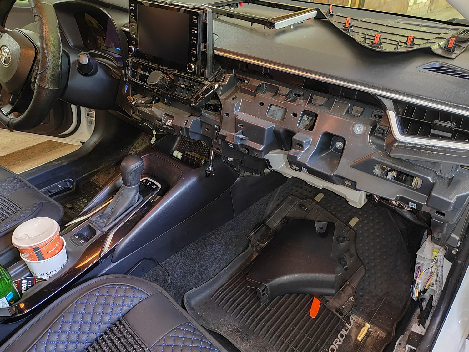 Установка автосигнализации Pandora VX4G GPS на Toyota Corolla Hybrid