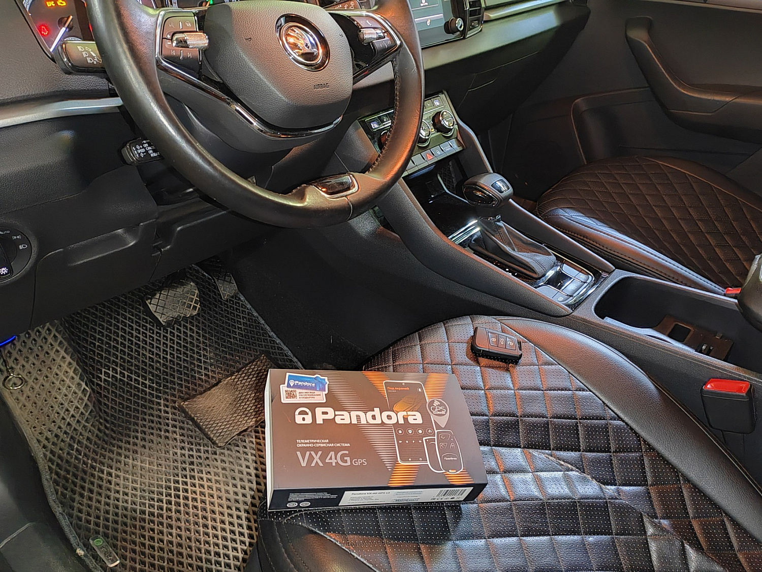 Установка автосигнализации Pandora VX 4G GPS на Шкода Карок