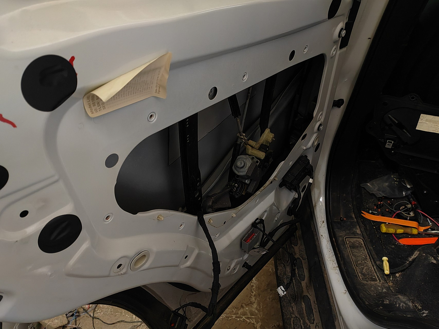 Установка доводчиков дверей на Land Rover Discovery 5