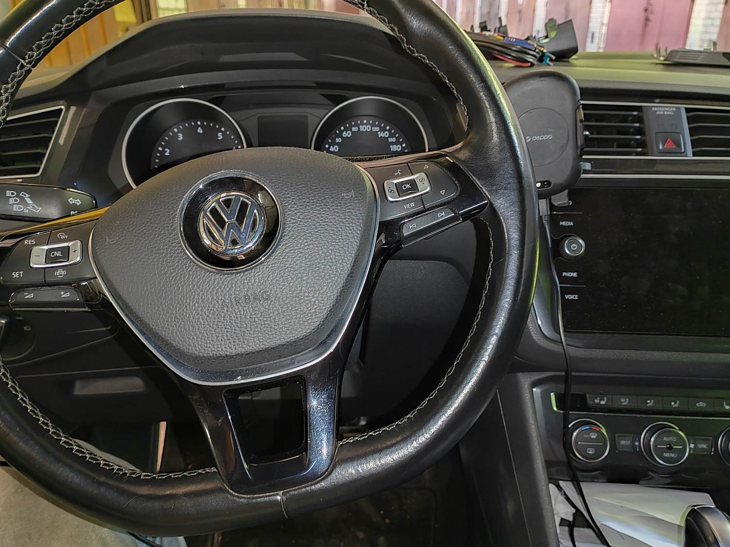 Установка двухканального регистратора RedPower DVR-VAG8-G Dual на Volkswagen Tiguan 2019